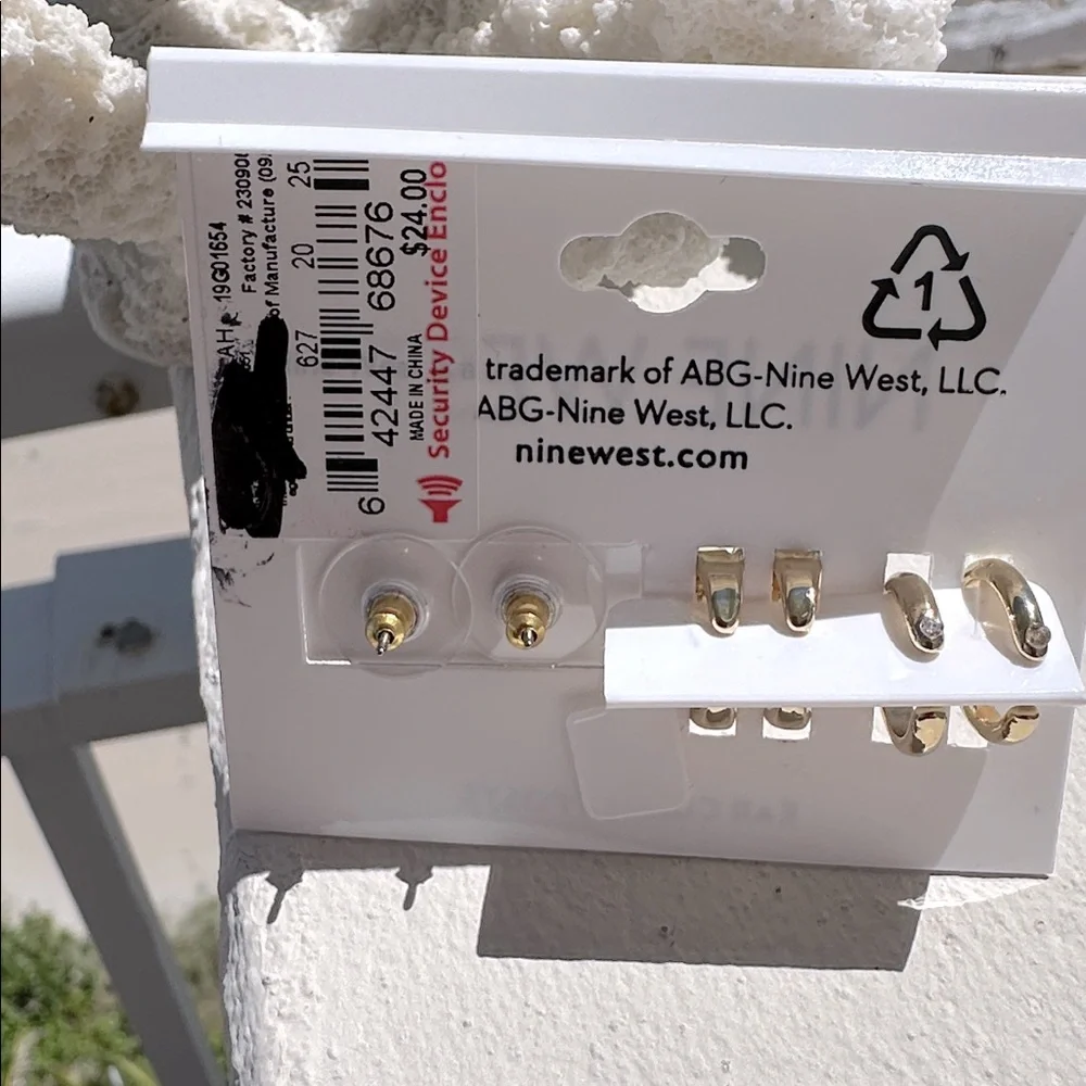 EARRINGS NWT NINE WEST  Gold Ear Cuffs and EAR Posts - Picture 4 of 4